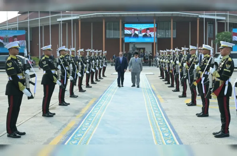 Presiden Republik Indonesia, Prabowo Subianto mengantar langsung kepulangan Presiden Republik Arab Mesir, Abdel Fattah El-Sisi, usai melaksanakan rangkaian kunjungan kenegaraan di Indonesia, pada Minggu, 11 Oktober 2026.