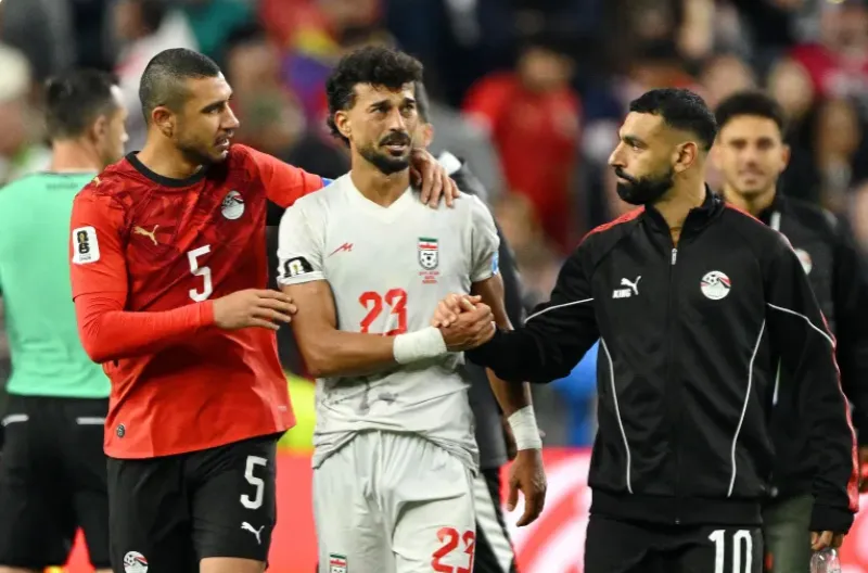 Mohamed Salah dari Mesir berjabat tangan dengan Ramin Rezaeian dari Iran setelah pertandingan