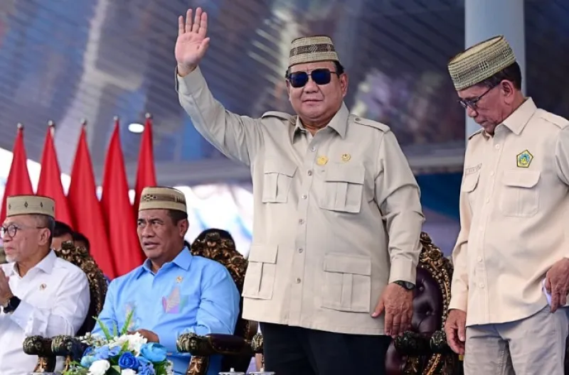 Presiden Prabowo Subianto menerima penghargaan lencana emas Adi Bhakti Tani Nelayan Maha Utama yang diserahkan oleh Kontak Tani Nelayan Andalan (KTNA) Nasional dalam acara Puncak Pekan Nasional (PENAS) Petani dan Nelayan XVII Tahun 2026 di Sport Center Li