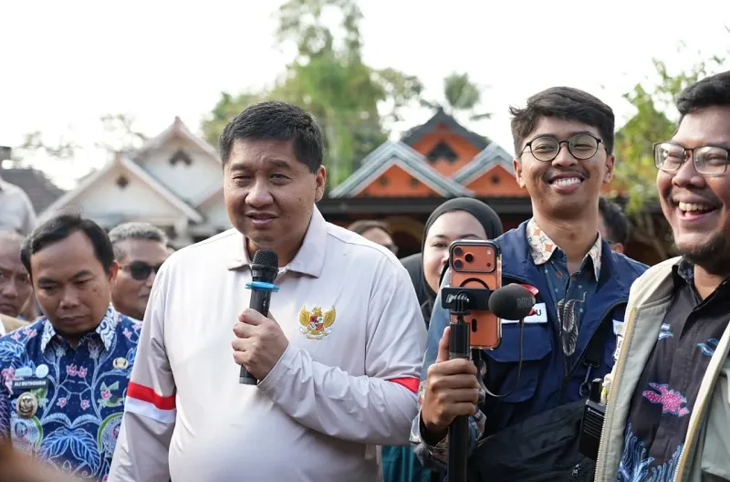 Menteri Perumahan dan Kawasan Permukiman (PKP) Maruarar Sirait bersama Wakil Wali Kota Malang Ali Muthohirin meninjau langsung calon penerima Bantuan Stimulan Perumahan Swadaya (BSPS) di Kelurahan Buring, Kota Malang, Jawa Timur