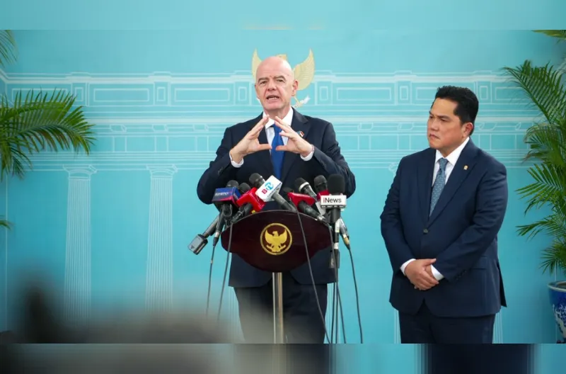 Presiden Federasi Sepak Bola Internasional (FIFA) Gianni Infantino (kiri) bersama Menteri Pemuda dan Olahraga Erick Thohir menyampaikan keterangan pers usai bertemu Presiden Prabowo Subianto di Istana Merdeka, Jakarta, pada Senin, 5 Oktober 2026