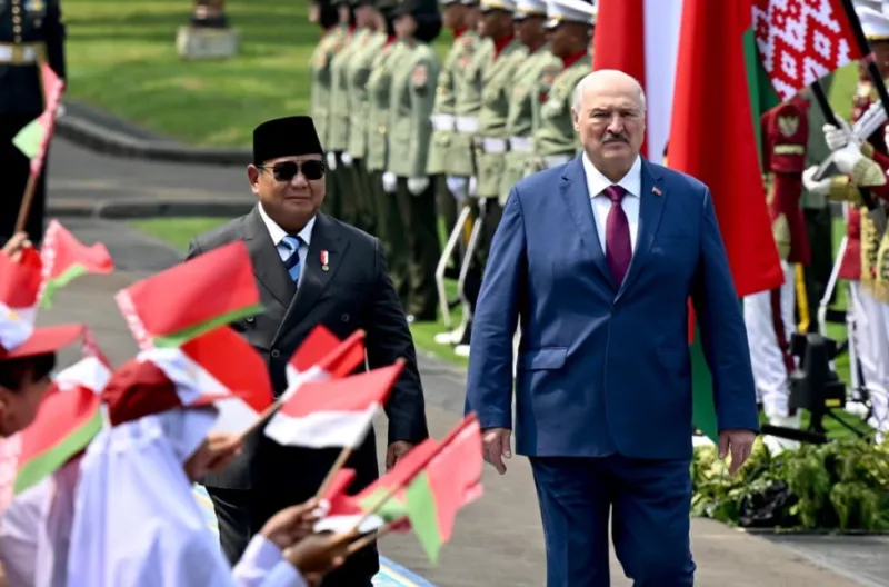 Presiden Prabowo Subianto menyambut kedatangan Presiden Republik Belarus Aleksandr Lukashenko dalam rangka kunjungan kenegaraan di Istana Merdeka, Jakarta, pada Kamis, 2 Juli 2026.