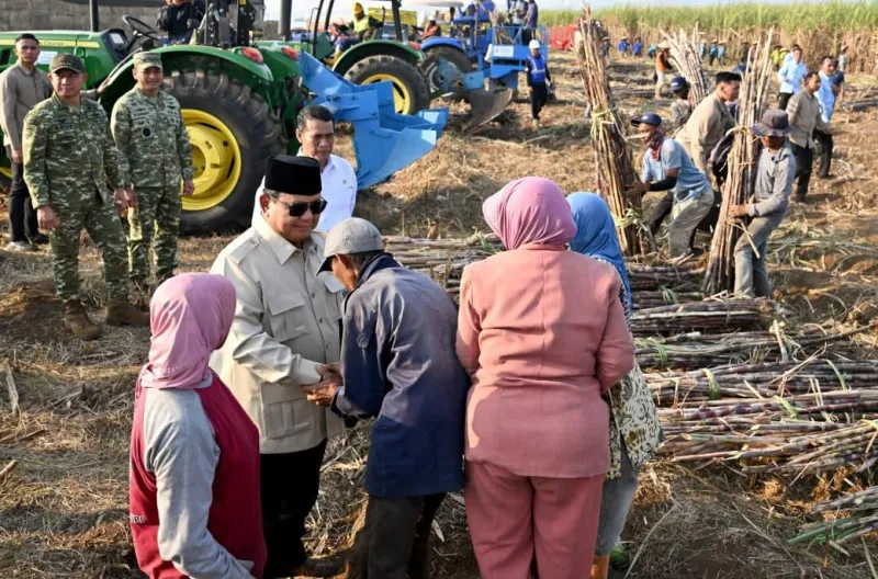 Presiden Prabowo Subianto menyaksikan langsung panen raya serentak di Seluruh Indonesia bersama TNI yang digelar di Lanud Abdulrachman Saleh, pada Jumat 17, Juli 2026