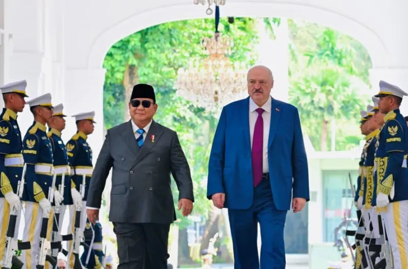 Presiden Prabowo Subianto dan Presiden Aleksandr Lukashenko berjalan bersama dalam rangkaian upacara penyambutan kenegaraan di Istana Merdeka, Jakarta, pada Kamis, 2 Juli 2026