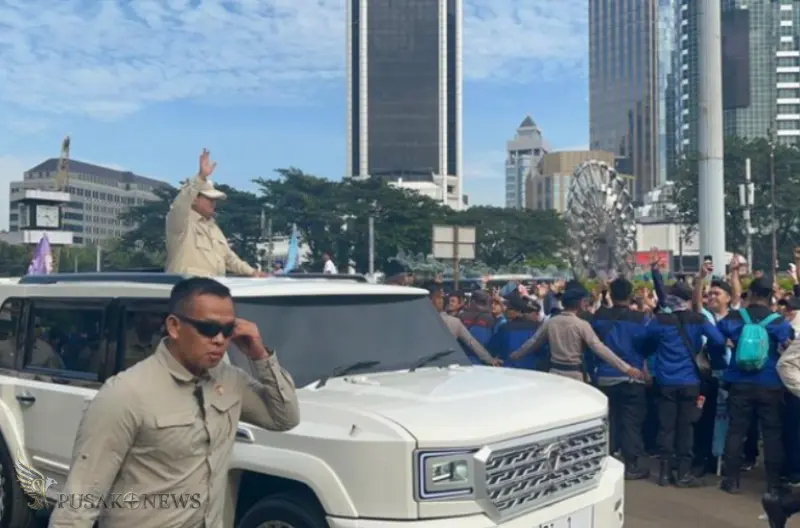 Presiden Prabowo Subianto menghadiri peringatan Hari Buruh Internasional (May Day) yang digelar di kawasan Monumen Nasional (Monas), Jakarta Pusat, Jumat (1/5)