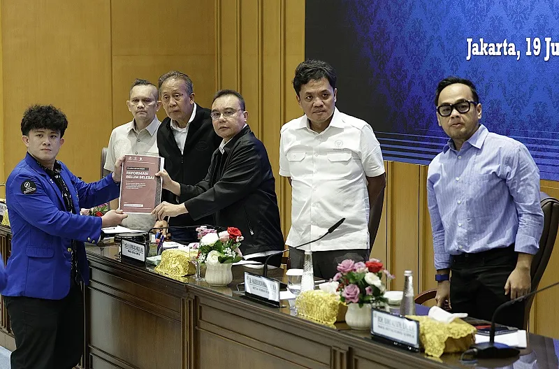 Wakil Ketua DPR (Korpolkam) Sufmi Dasco Ahmad didampingi Wakil Ketua DPR (Korinbang) Saan mustopa serta beberapa anggota DPR, saat menerima perwakilan para mahasiswa yang berunjuk rasa di Kompleks Parlemen, Jakarta, Jumat (19/6/2026).