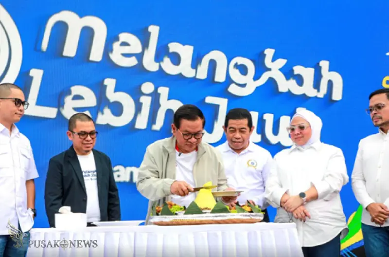 Prosesi pemotongan tumpeng oleh Gubernur DKI Jakarta
©PusakoNews.com/bj