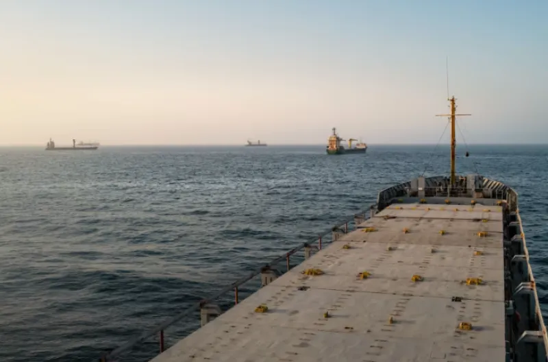 Kapal tanker minyak dan kapal kargo berlabuh di lepas pantai Oman