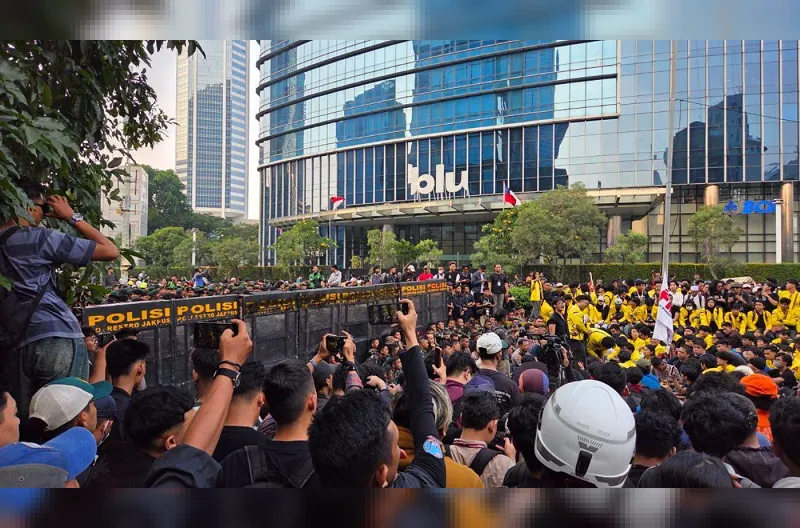 Aparat keamanan menyekat akses massa menuju Bundaran HI
