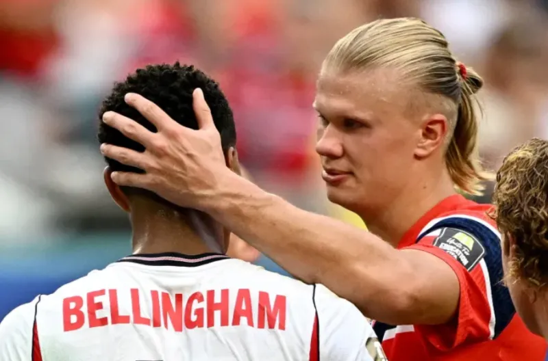 Erling Haaland dari Norwegia bereaksi bersama Jude Bellingham dari Inggris