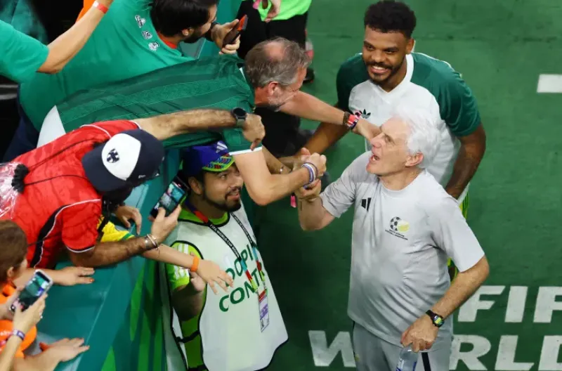 Pelatih Afrika Selatan Hugo Broos merayakan kemenangan bersama para penggemar setelah pertandingan