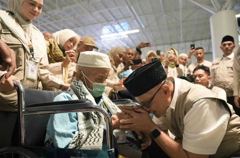 Menhaj Lepas Kepulangan Perdana Jemaah Haji Indonesia dari Jeddah, Suasana Haru Warnai Bandara