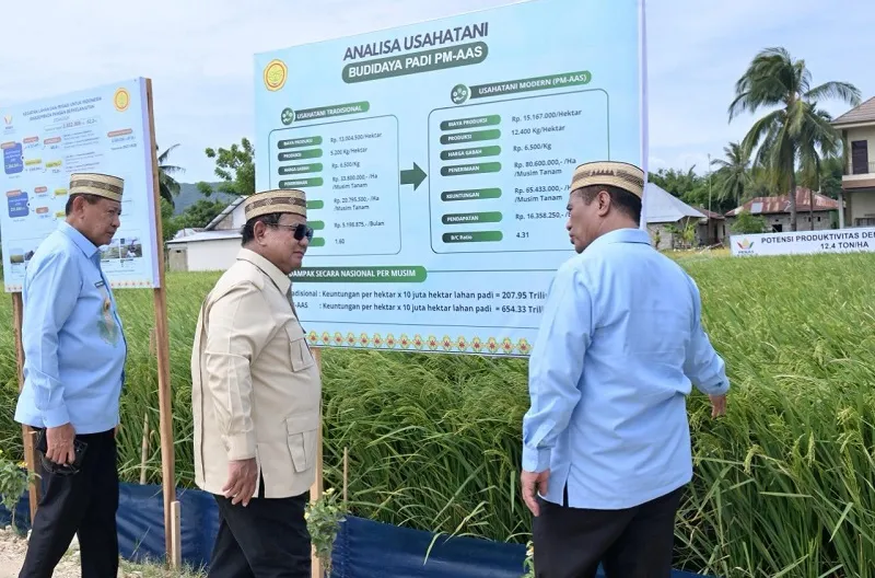 Presiden Prabowo Subianto didampingi Menteri Pertanian Andi Amran Sulaiman meninjau Teknologi Budidaya Padi Pertanian Modern Model Advanced Agricultural System (PM-AAS) serta area Gelar Teknologi di Kabupaten Gorontalo, Provinsi Gorontalo, pada Rabu, 24 J