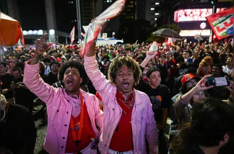 Pendukung Presiden Brasil dan kandidat presiden Partai Buruh (PT) Luiz Inacio Lula da Silva meneriakkan slogan-slogan saat unjuk rasa di Jalan Paulista di Sao Paulo, Brasil [
