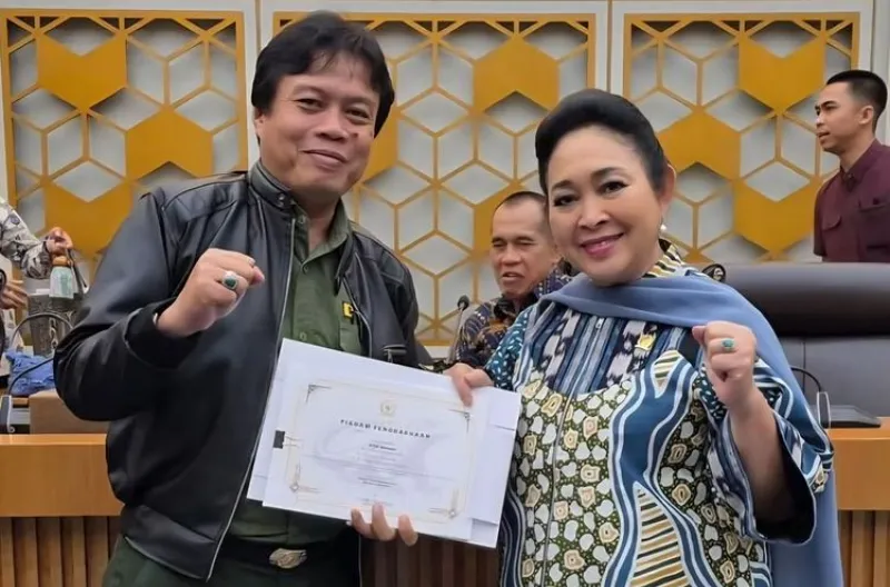 Ketua Komisi IV DPR RI, Titiek Soeharto, memberikan piagam penghargaan kepada 23 personel tim operasi gabungan yang berhasil menggagalkan perburuan liar Rusa Timor di Taman Nasional (TN) Komodo