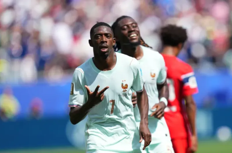 Dembele merayakan setelah mencetak gol ketiga timnya
