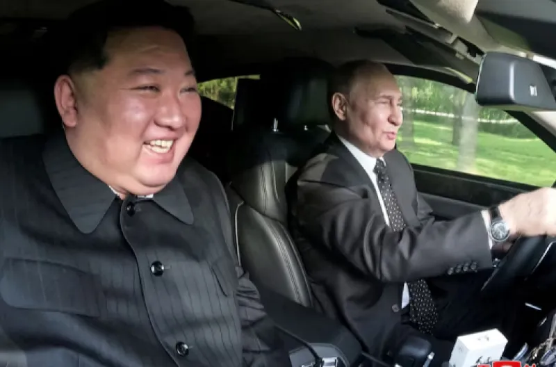 Kim Jong Un dan Vladimir Putin, difoto pada tahun 2024, telah menjadi sekutu terkemuka