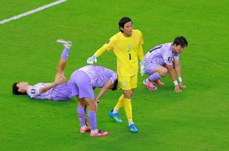 Kim, yang mengenakan seragam kuning, melakukan kesalahan fatal yang menyebabkan gol kemenangan Meksiko. Dia masih menjadi pilihan utama untuk Korea Selatan