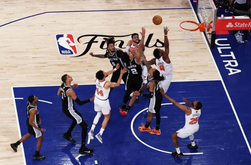 Anunoby (No. 8) memasukkan bola penentu kemenangan dengan 1,2 detik tersisa di Game 4 Final NBA pada hari Rabu, 10 Juni. Knicks menyelesaikan comeback terbesar dalam sejarah Final , bangkit dari ketertinggalan 29 poin untuk mengalahkan Spurs 107-106.
