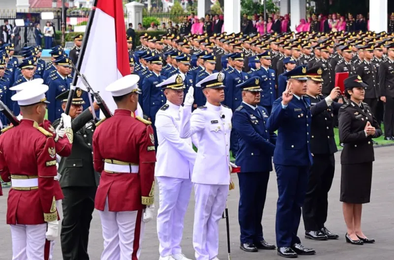 Presiden Prabowo Subianto memimpin Upacara Prasetya Perwira (Praspa) Tentara Nasional Indonesia (TNI) dan Kepolisian Negara Republik Indonesia (Polri) Tahun 2026 yang digelar di halaman depan Istana Merdeka, Jakarta, pada Rabu, 22 Juli 2026.