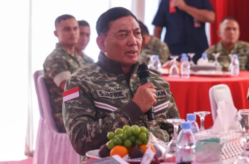 enteri Pertahanan Republik Indonesia (Menhan RI) Sjafrie Sjamsoeddin melakukan kunjungan kerja ke Yonif TP 933/Macan Wilis yang berlokasi di Desa Salamrejo, Kecamatan Berbek, Kabupaten Nganjuk, Jawa Timur, Jumat (10/7/2026)