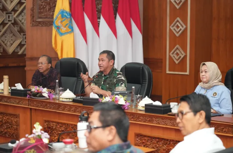 Dukung Energi Terbarukan, Kasad Tinjau Pengelolaan Sampah Terpadu dan Pengembangan Teknologi Energi di Bali