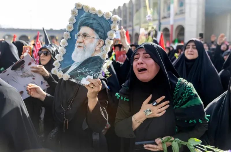 Upacara perpisahan untuk Ayatollah Ali Khamenei dan anggota keluarganya sebelum jenazahnya dimakamkan di kampung halamannya di Mashhad pada 9 Juli