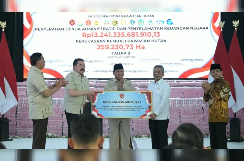 Presiden Prabowo Subianto menyaksikan penyerahan denda administratif dan penyelamatan keuangan negara, serta penyerahan hasil penguasaan kembali kawasan hutan tahap kedelapan, yang digelar di Kompleks Kejaksaan Agung Republik Indonesia, Jakarta, pada Selasa, 6 Oktober 2026.