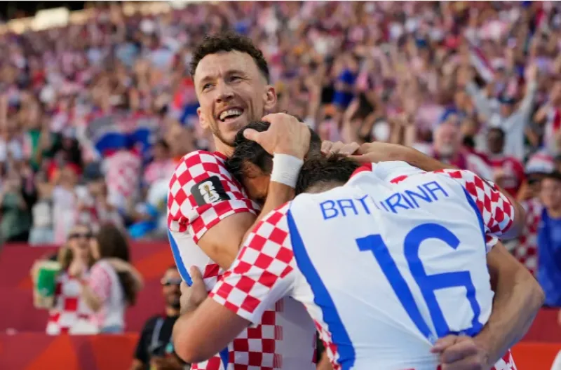 Ante Budimir dari Kroasia merayakan gol pertama timnya bersama Ivan Perisic dan Martin Baturina