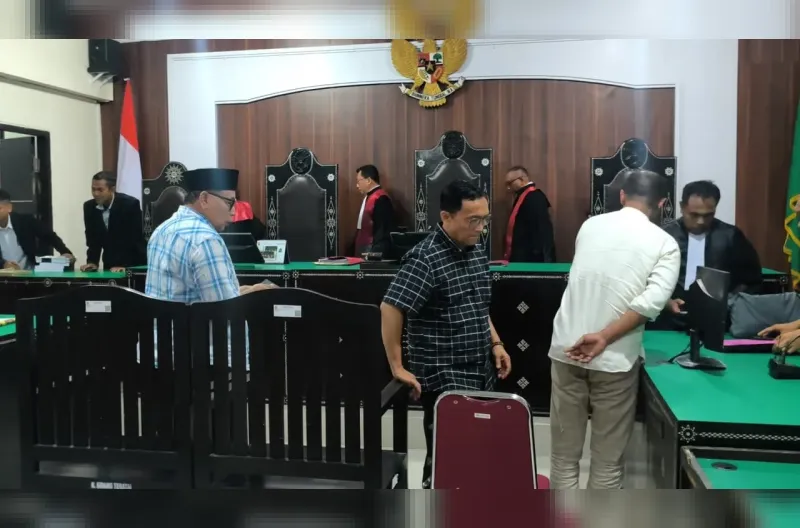 Pung Saifullah Zulkarnaen dan Muhammad Jan mendapat putusan lepas dari segala tuntutan hukum (onslag) dalam perkara pengadaan lahan Sirkuit MXGP Samota.
