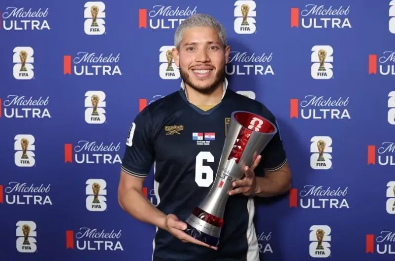 Pemain Terbaik Pertandingan Michelob Ultra Superior, Cristian Martinez (Panama)