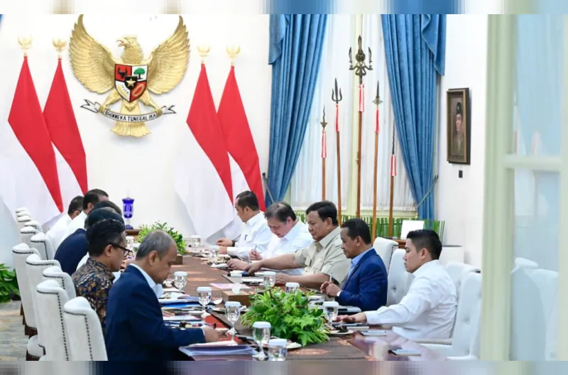 Presiden Prabowo Subianto menerima laporan terkait kondisi perekonomian nasional di Istana Merdeka, Jakarta, pada Senin, 19 Oktober 2026.