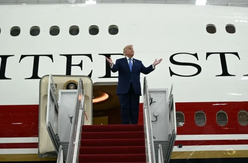 Trump saat meresmikan pesawat hadiah Qatar yang dimodifikasi menjadi Air Force One baru