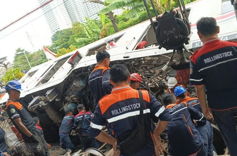 Komisaris KAI Service Besuk Korban Tabrakan KA di Bekasi, Dorong Perbaikan Sistem Operasional