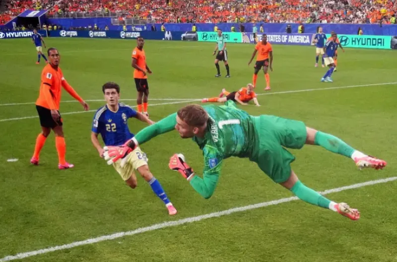 Kiper Belanda Bart Verbruggen menyelamatkan tendangan Besfort Zeneli dari Swedia