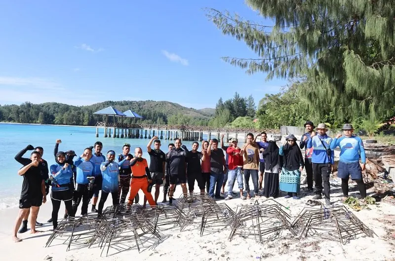 Tim Kodaeral IX dan Wanadri Women Divers Gelar Aksi Konservasi Terumbu Karang dan Pembersihan Sampah Bawah Laut di Pulau Buru
