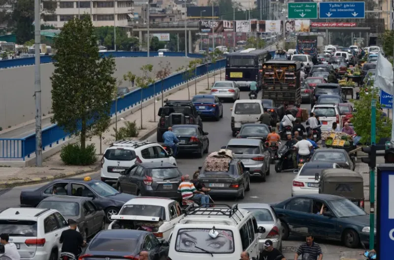 Mobil-mobil terj terjebak kemacetan di jalan raya saat warga mengungsi menyusul ancaman Israel untuk menyerang Dahiyeh, pinggiran selatan Beirut, Lebanon