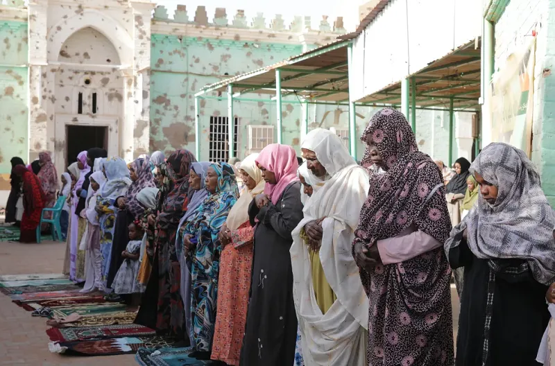 Para jamaah Muslim melaksanakan salat Idul Adha di masjid Al-Sayyid Abdul Rahman al-Mahdi yang rusak akibat perang di Khartoum, Sudan.