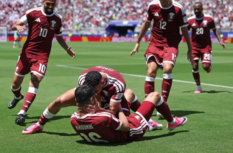 Boualem Khoukhi merayakan gol penyeimbang Qatar di menit-menit akhir melawan Swiss