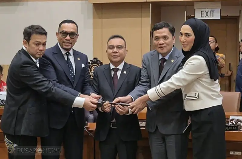 Sempat Dinonaktifkan, Sahroni Comeback ke Kursi Pimpinan Komisi III
©PusakoNews.com/red