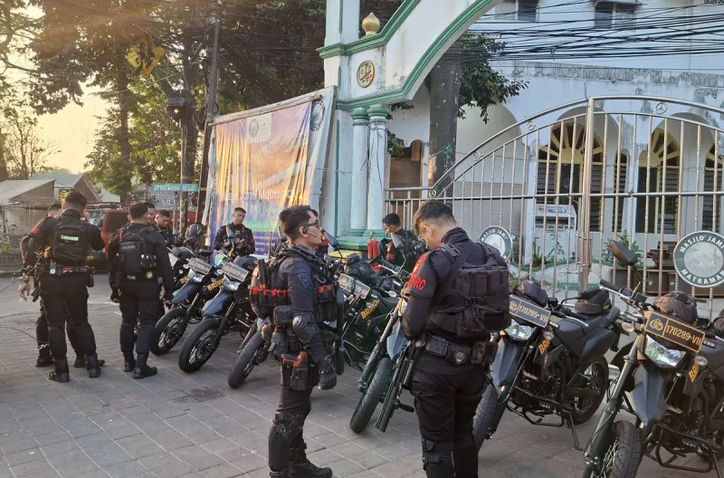 Aparat kepolisian berpakaian lengkap masih bersiaga pada Senin (27/7/2026) pagi di kawasan Jalan Tambak, Pegangsaan, Menteng, Jakarta Pusat, tempat terjadinya bentrokan dua kelompok warga yang menewaskan seorang pria berinisial K (23).