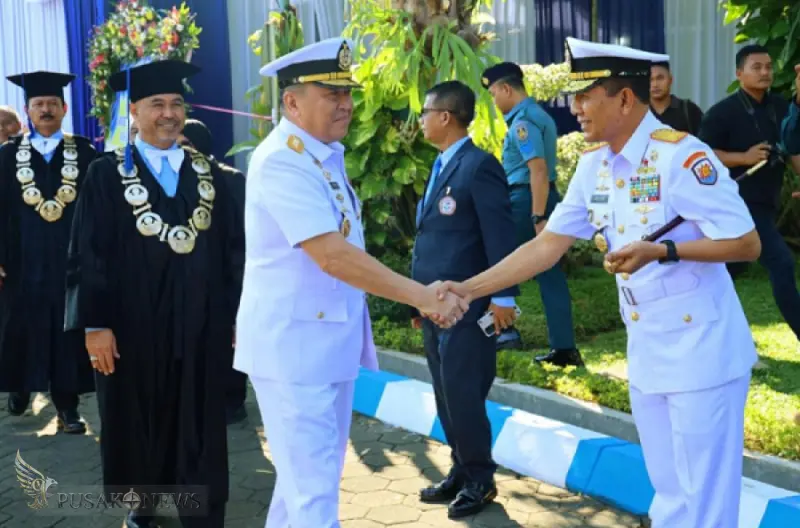 Pangkoarmada II Hadiri Wisuda Universitas Hang Tuah, Perkuat Komitmen Cetak Generasi Maritim Unggul
