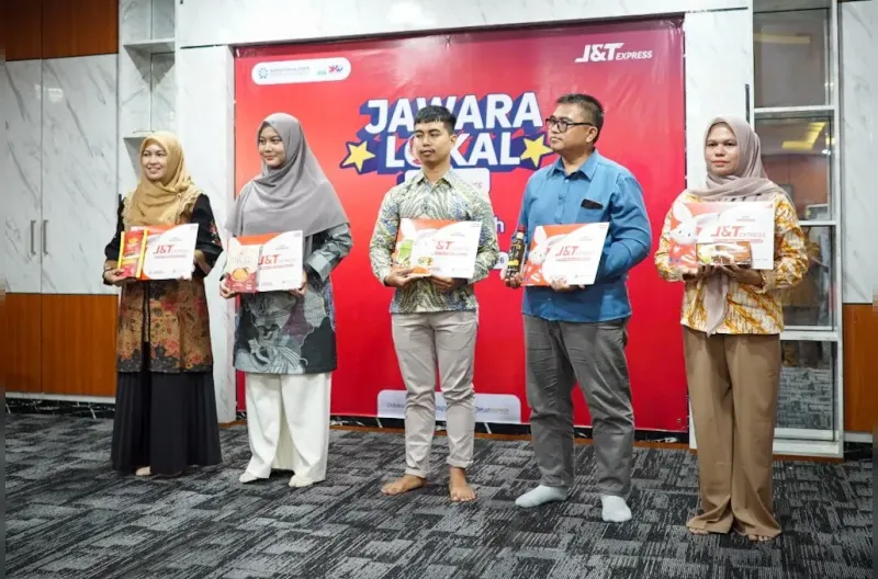 Melalui program Jawara Lokal bersama J&T Express, UMKM yang lolos kurasi menerima dukungan pengembangan usaha Rp15 juta, diskon ongkos kirim 30 persen, serta pendampingan logistik dan promosi