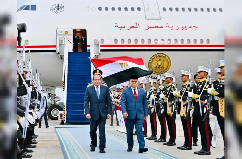 Kedatangan Presiden Republik Arab Mesir disambut oleh Menteri Koordinator Bidang Politik dan Keamanan Dudung Abdurachman, Menteri Luar Negeri Arrmanatha Nasir, Duta Besar Republik Indonesia untuk Republik Arab Mesir Kuncoro Giri Waseso, Duta Besar Republik Arab Mesir untuk Indonesia Yasser Elshemy, serta Komandan Lanud Halim Perdanakusuma Marsma TNI Ali Gusman.