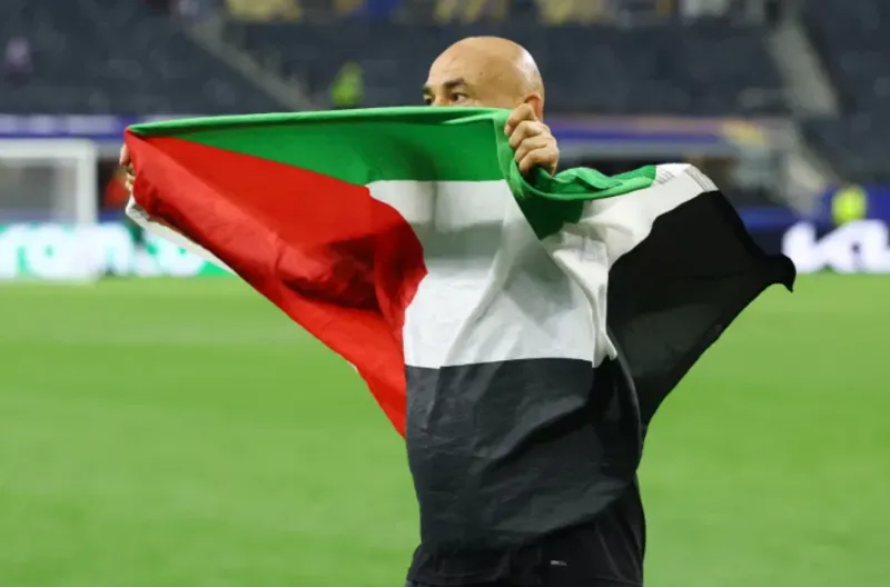 Pelatih Mesir Hossam Hassan merayakan kemenangan dengan mengibarkan bendera Palestina setelah pertandingan usai, saat Mesir lolos ke babak 16 besar Piala Dunia di Stadion Dallas, Arlington, Texas, AS pada 3 Juli 2026.