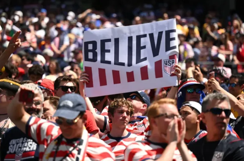 Para penggemar Amerika Serikat merayakan kemenangan setelah pertandingan [Troy Wayrynen