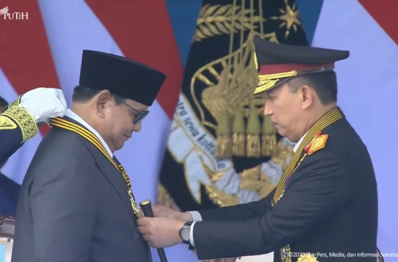 Presiden Prabowo Subianto mendapat penganugerahan Medali Kehormatan Loka Praja Samrakshana dari Polri.