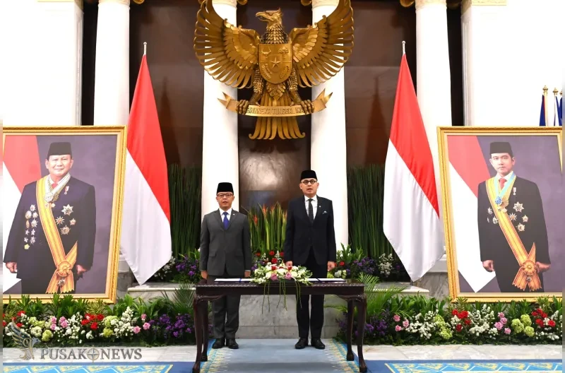 Menteri Luar Negeri RI Arrmanatha Nasir menerima serah terima jabatan dari Menteri Koordinator Bidang Pembangunan Manusia dan Kebudayaan (Menko PMK) Sugiono di Gedung Pancasila, Kementerian Luar Negeri, Jakarta, Senin (12/10).
