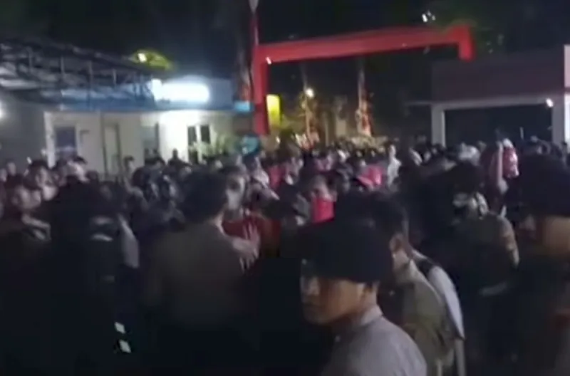 Sejumlah rekan dan keluarga K (23) korban tewas dalam peristiwa bentrokan di Jalan Tambak l, Pegangsaan, Menteng, Jakarta Pusat mendatangi Polsek Menteng, Minggu (26/7/2026) malam.