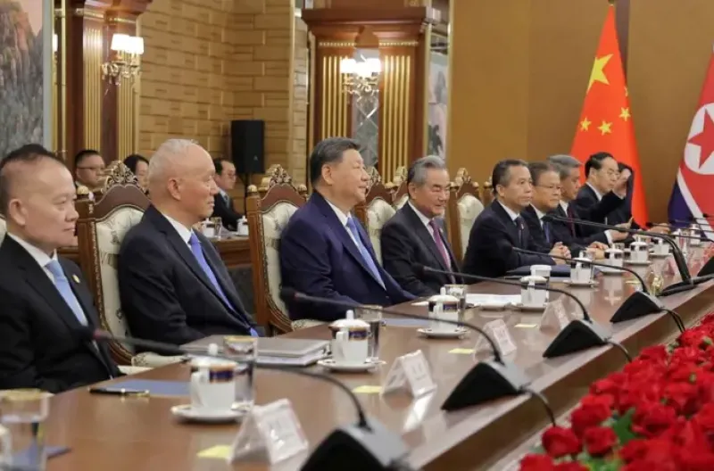 Xi didampingi oleh beberapa orang terpenting dalam pemerintahannya dalam kunjungan kenegaraan ini